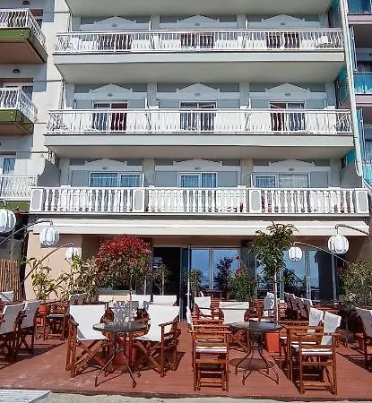 Themis アパート Paralía